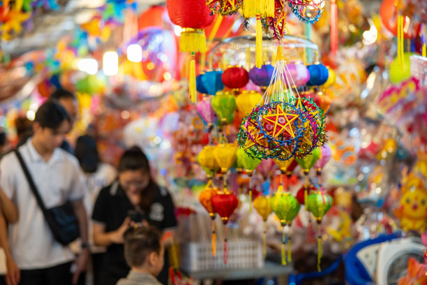 中秋节期间，越南胡志明市街头挂着五彩缤纷的灯笼。中文在照片中意味着金钱和幸福图片下载