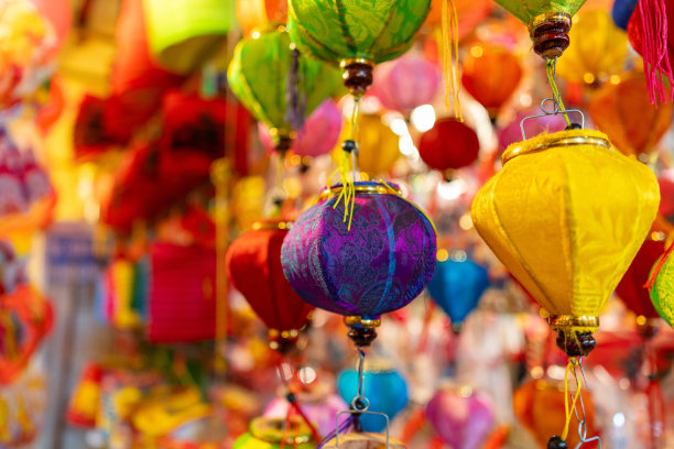 中秋节期间，越南胡志明市街头挂着五彩缤纷的灯笼。中文在照片中意味着金钱和幸福图片下载