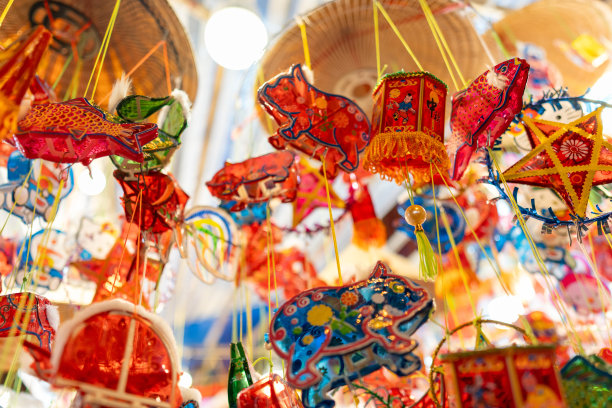 中秋节期间，越南胡志明市街头挂着五彩缤纷的灯笼。中文在照片中意味着金钱和幸福图片下载