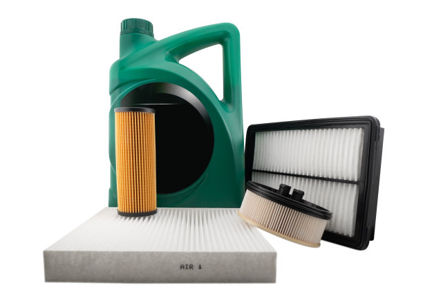 汽车发动机油和滤清器被隔离在白色背景上。汽车机油，空气，燃油滤清器和机油在塑料中可以隔离。优质的汽车维修备件。图片下载