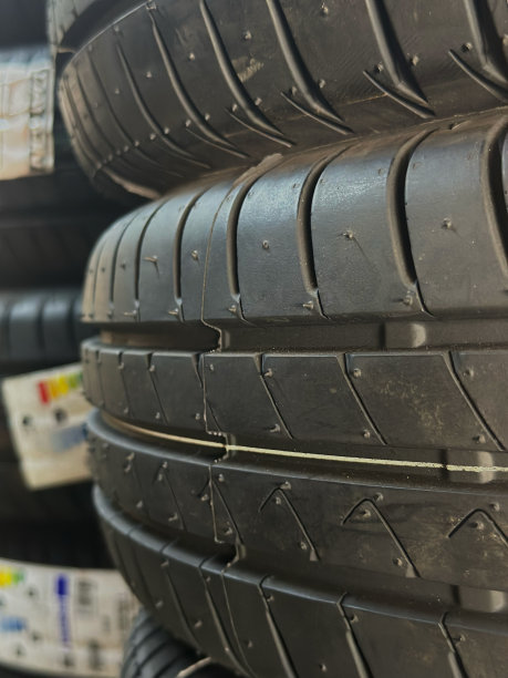 旧的和新的汽车轮胎库存照片图片下载