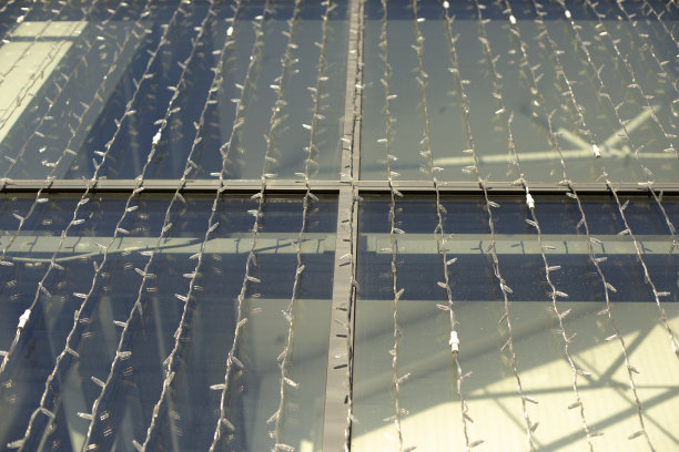 购物中心玻璃上的花环。在建筑物的花环中划船。图片下载