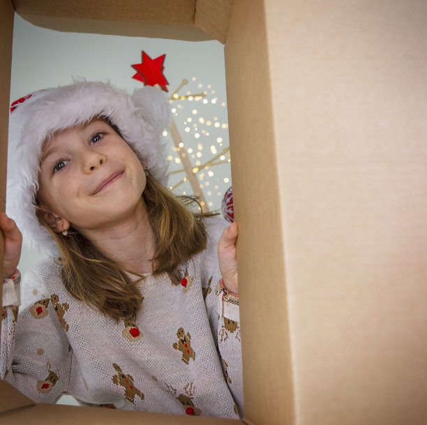 小女孩打开圣诞礼物图片下载