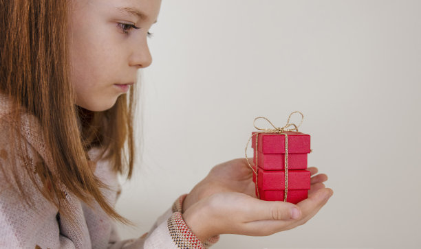 小女孩手里拿着圣诞礼物图片下载