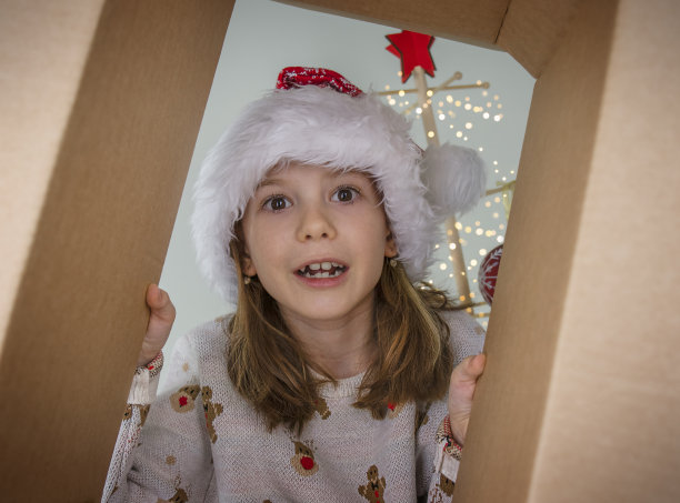 小女孩打开圣诞礼物图片下载