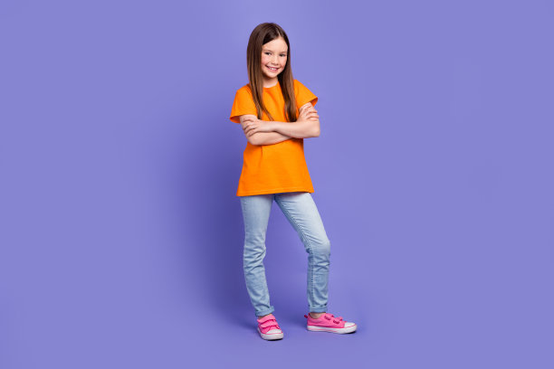 全尺寸照片的积极的女学生穿着时尚的t恤牛仔裤站立抱臂交叉孤立的紫罗兰色背景图片下载