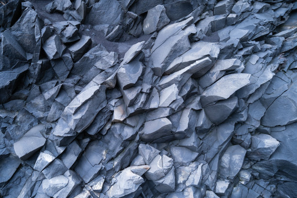 玄武岩作为背景。图片的背景和壁纸。锋利的岩石。摄影用于设计。自然界的纹理。图片下载