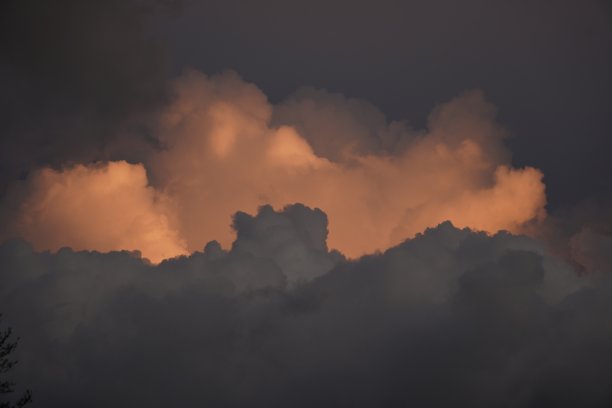 这张照片拍摄的是在午后阳光下偏斜的多云图片下载