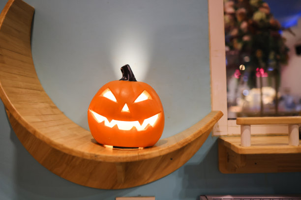 客厅里装饰着发光的万圣节南瓜，南瓜灯从里面闪闪发光图片下载