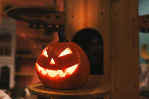 客厅里装饰着发光的万圣节南瓜，南瓜灯从里面闪闪发光图片下载