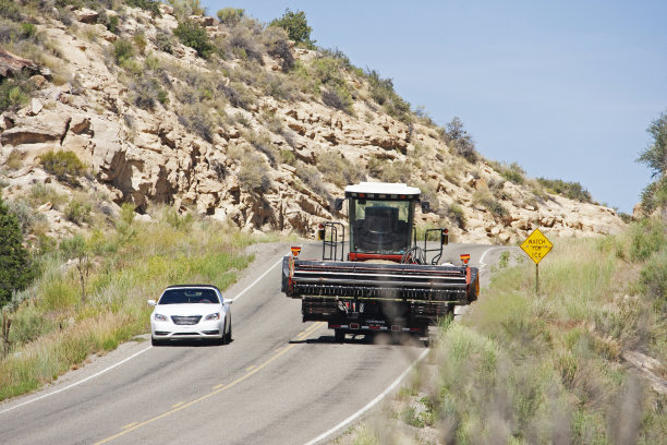 白色的小汽车和农用拖拉机图片下载