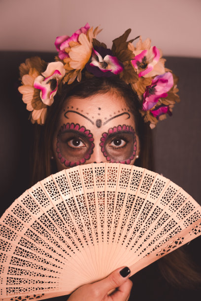 拿扇子的女人图片下载