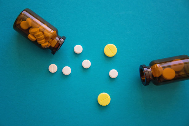 亮蓝色背景上有两个装药的玻璃瓶图片下载