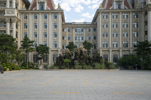 豪华欧式城堡酒店建筑和广场图片下载