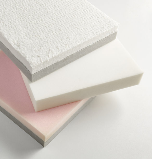 床褥上的海绵部分为孤立的白色背景。图片下载