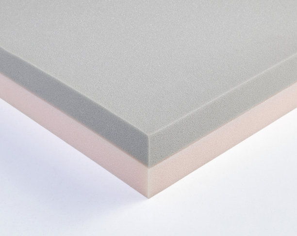 床褥上的海绵部分为孤立的白色背景。图片下载