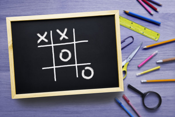 在学校董事会上玩井字游戏。图片下载