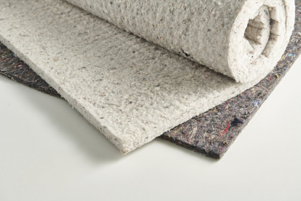 床褥上的海绵部分为孤立的白色背景。图片下载