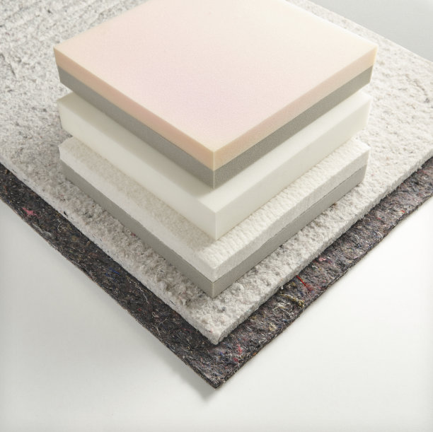 床褥上的海绵部分为孤立的白色背景。图片下载