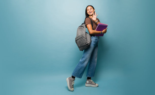 美丽的拉丁大学生享受学习微笑图片下载