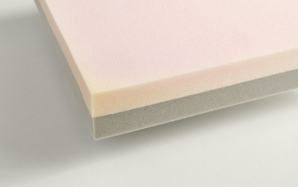 床褥上的海绵部分为孤立的白色背景。图片下载