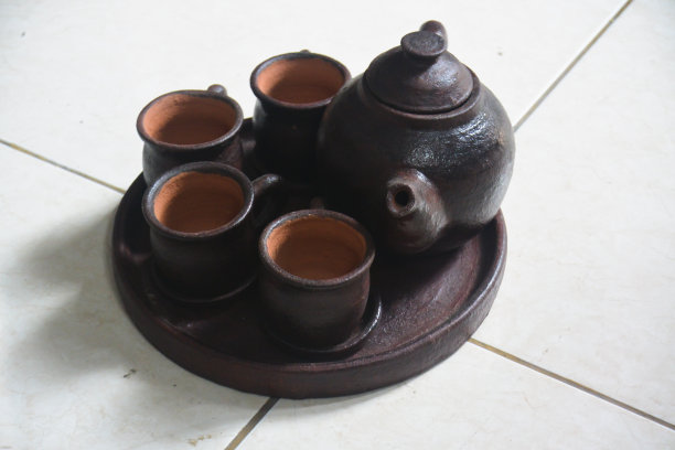 陶制的茶壶和玻璃图片下载
