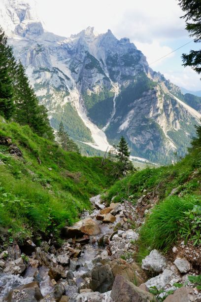 山脉景观与河流，照片为背景，在帕索比奥山脉，多洛米蒂，阿尔卑斯山脉，锡恩斯基奥维琴察，意大利北部图片下载