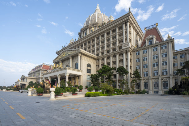 豪华欧式城堡酒店建筑和广场图片下载