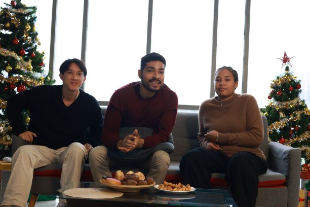 年轻快乐的不同的朋友一起庆祝新年和圣诞节。拍下这美妙时刻的照片。图片下载