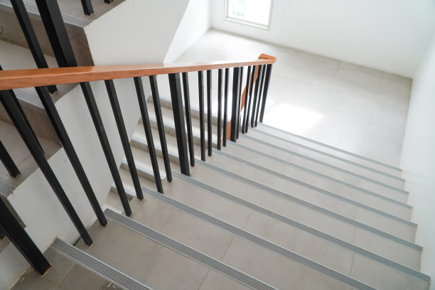 现代白色楼梯配合透光玻璃，楼梯设计思路新颖图片下载