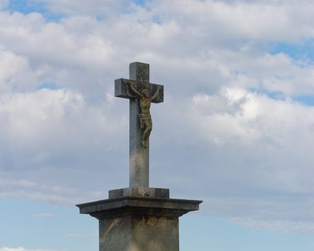 克罗地亚萨莫博镇圣阿纳斯塔西娅教堂旁的十字架特写照片图片下载