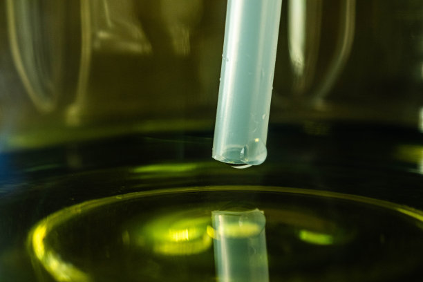 绿色的Pocky水喷雾器在瓶子里有一根软管，可以吸水。还有一种绿光看起来很舒服。图片下载