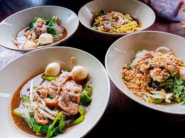 船上面的照片，一种美味和芳香的泰国菜，唤起一种烹饪冒险的感觉，并进入泰国街头饮食文化的核心。图片下载