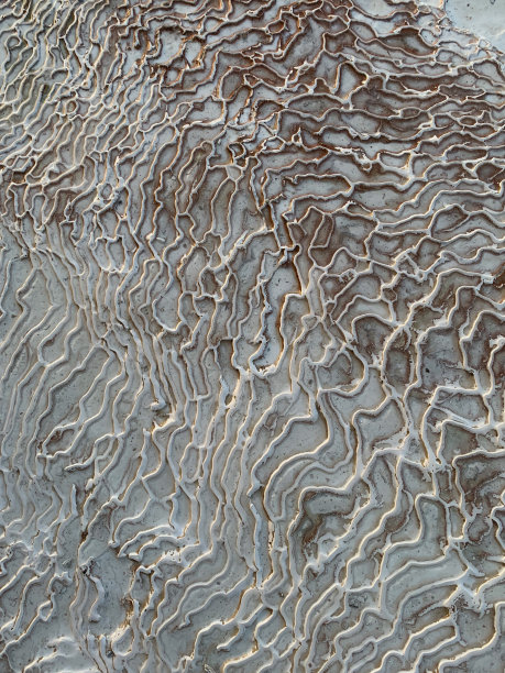 纹理的特写照片，Pamukkale“棉花城堡”-石灰华梯田与浅蓝色的天然水池，代尼兹利省，土耳其西南部图片下载