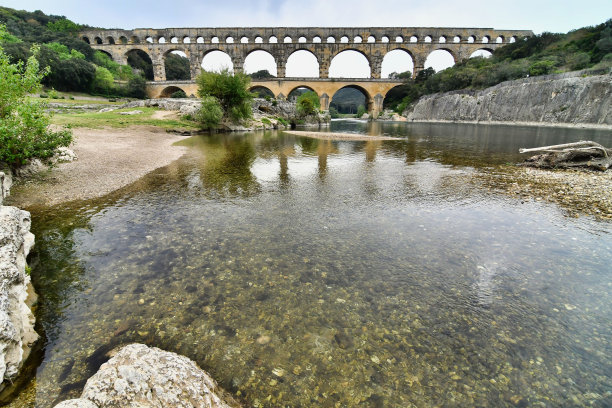 河上的桥，照片作为背景，在Pont du gard，花园，法国尼姆图片下载