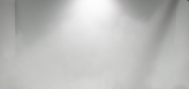 一个白色的舞台场景与空白的空间和阴霾与光的图片。图片下载