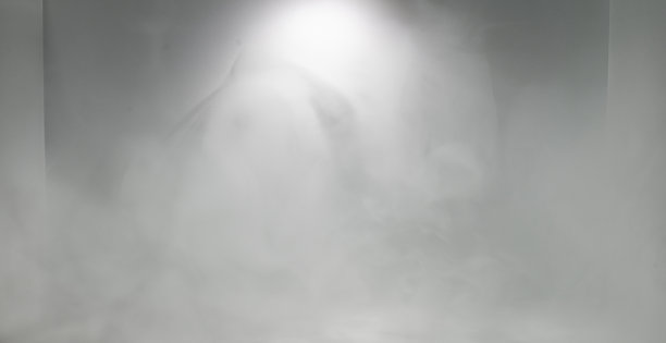 一个白色的舞台场景与空白的空间和阴霾与光的图片。图片下载