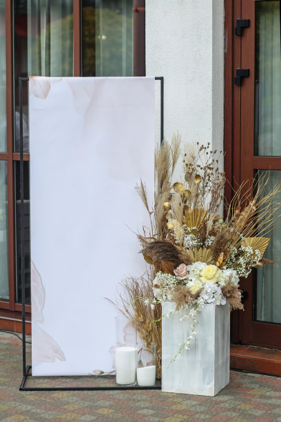 婚礼事件。用鲜花和潘帕斯草装饰婚礼仪式区图片下载