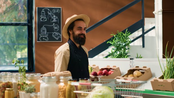 快乐的人喷洒新鲜农产品图片下载