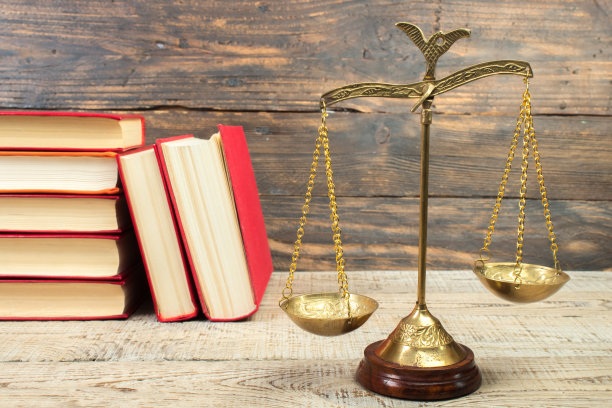 法律概念-打开法律书，法官的小木槌，法庭或执法办公室桌子上的天平。图片下载