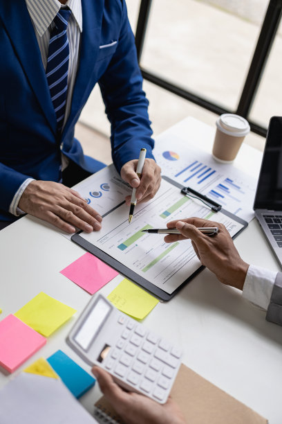 企业财务分析师在公司会议上讨论投资项目规划时的纵向形象，表现出团队合作的成功。特写照片图片下载