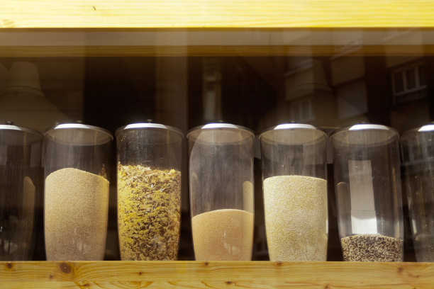 透明罐分配器显示大米，汤或种子图片下载