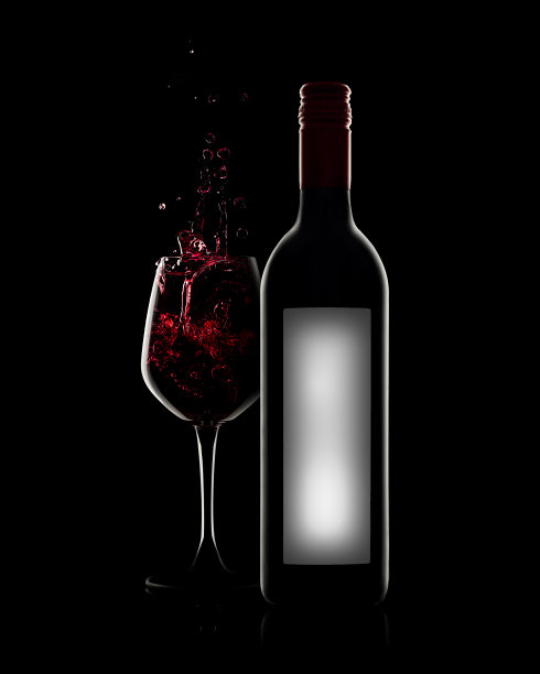 一瓶红酒，洒在杯子里图片下载