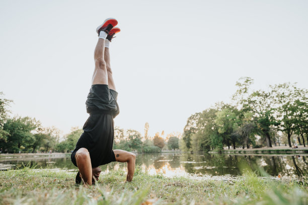男性运动员的头部和手臂站立的全身照片。图片下载