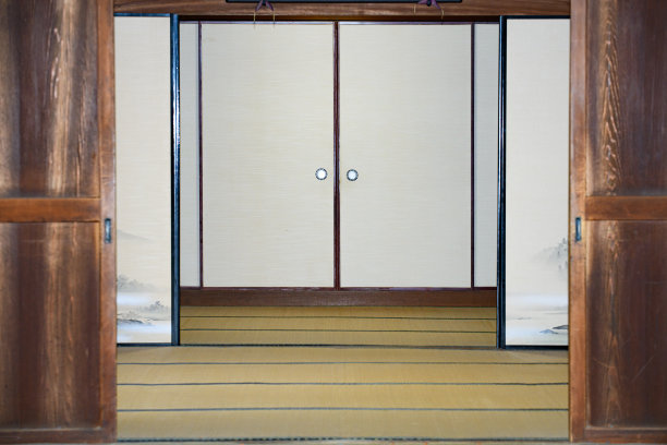 一间老房子的榻榻米房间被屏风和滑动门隔开图片下载