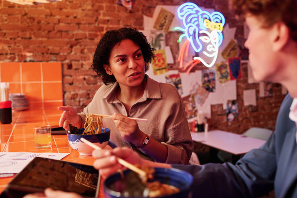 漂亮女人在午休时间看着男同事或她的男朋友图片下载