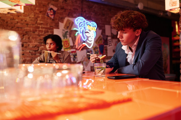 关注年轻的商人在咖啡馆或餐厅吃日本菜图片下载