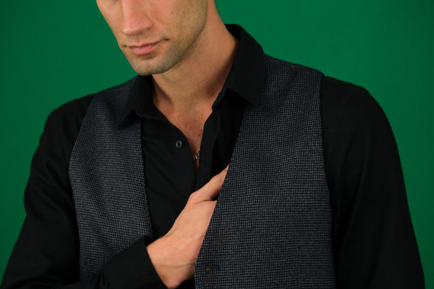 男人在室内痛苦地捂着自己的心，运动后突然心痛的概念。图片下载