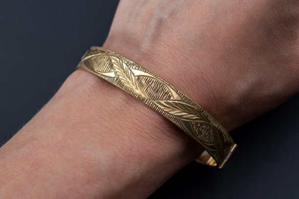 美丽的宝石水晶手镯，独特的手工石珠珠宝背景，宣传照片为网上珠宝店图片下载