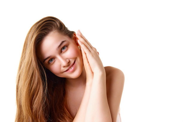 迷人的黑发女孩的肖像，裸露的肩膀享受水疗，看着白色的工作室背景。本空间图片下载